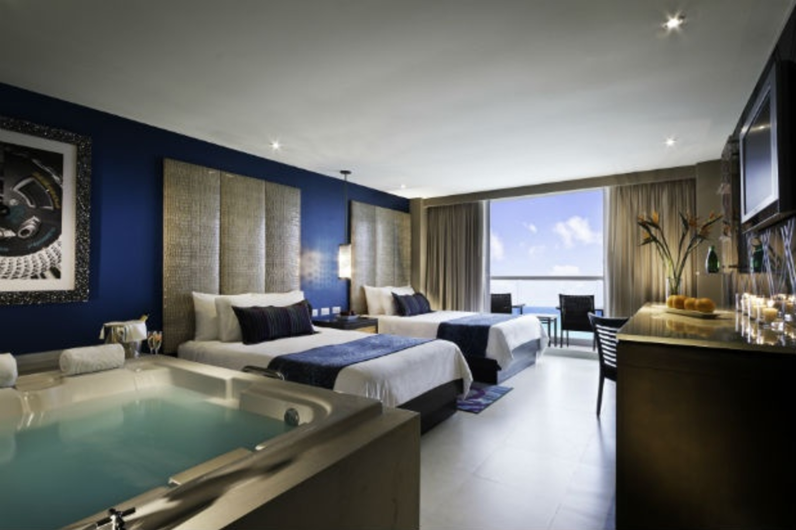 Hotel room with two single beds, a jacuzzi, and a clear ocean view