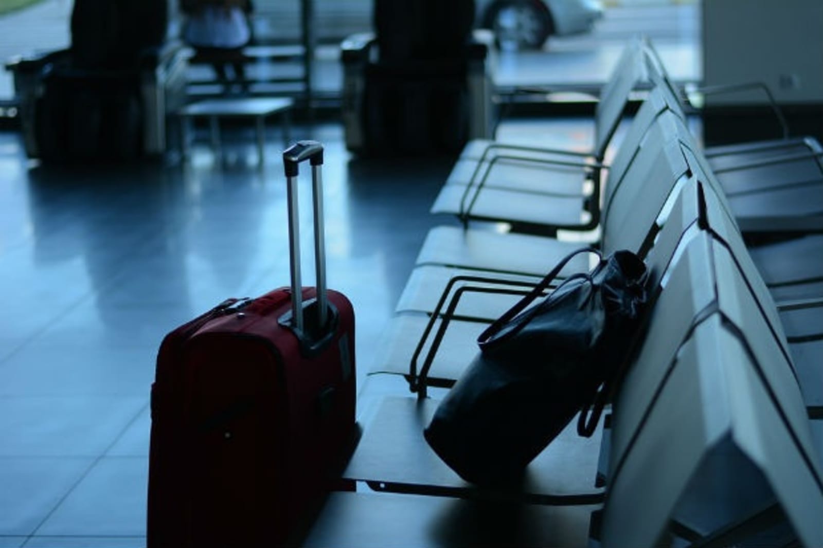 airport-waiting-luggage.jpg