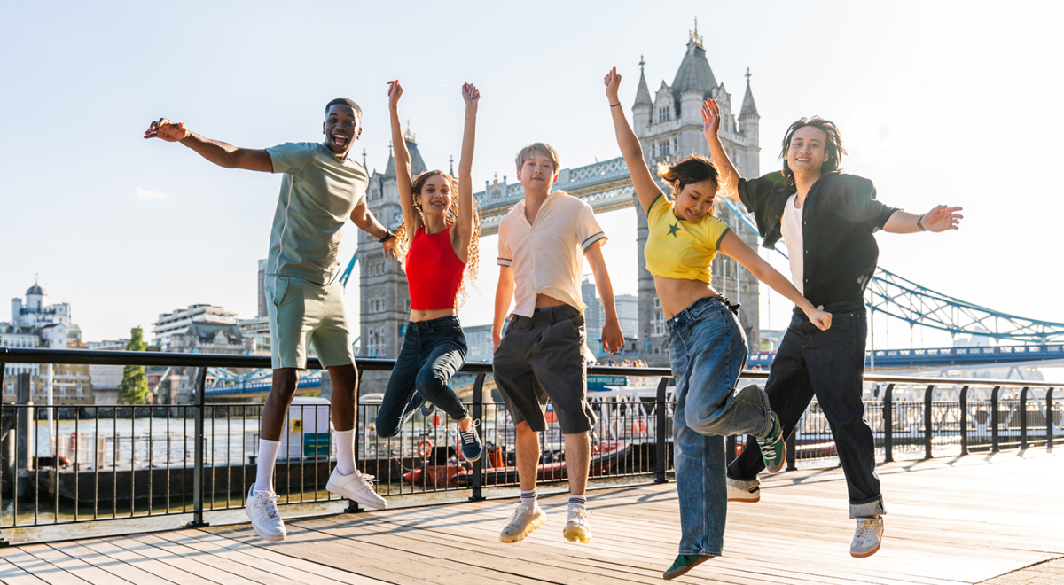 Group of friends in front of the Tower Bridge