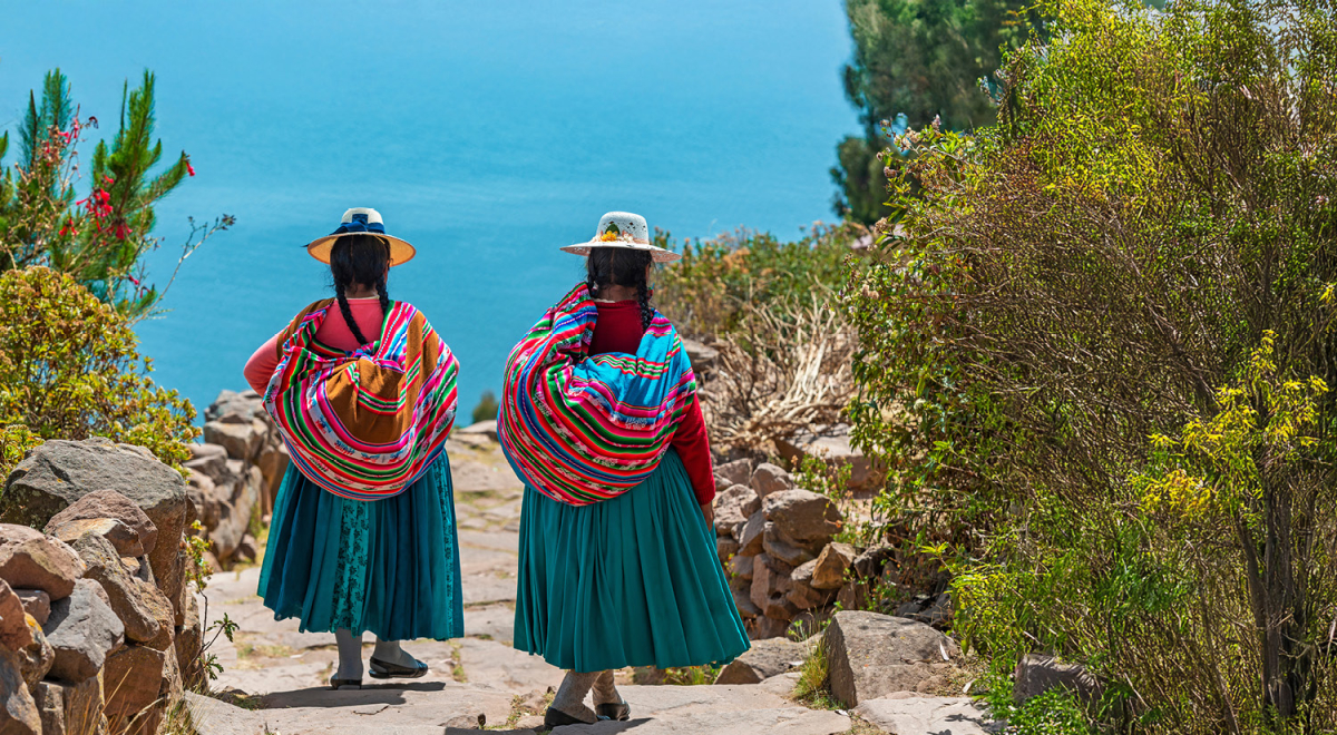 Peruvians wearing traditional outfits