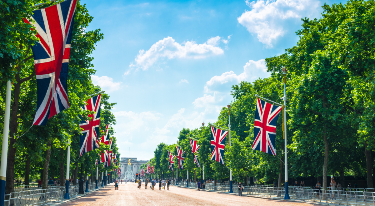 Tourists on The Mall walking towards Buckingham Palace