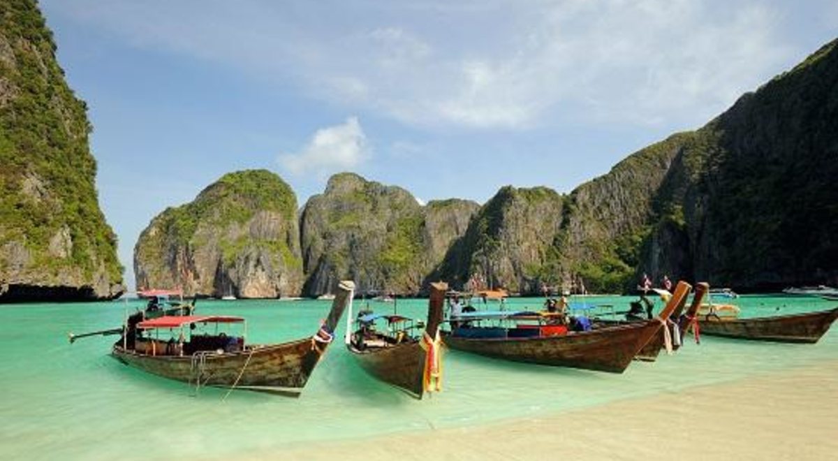 Longtail-boats-on-Maya-bay-lagoon-Phi-Phi-island-Andaman-sea-Thailand_48547984.jpeg