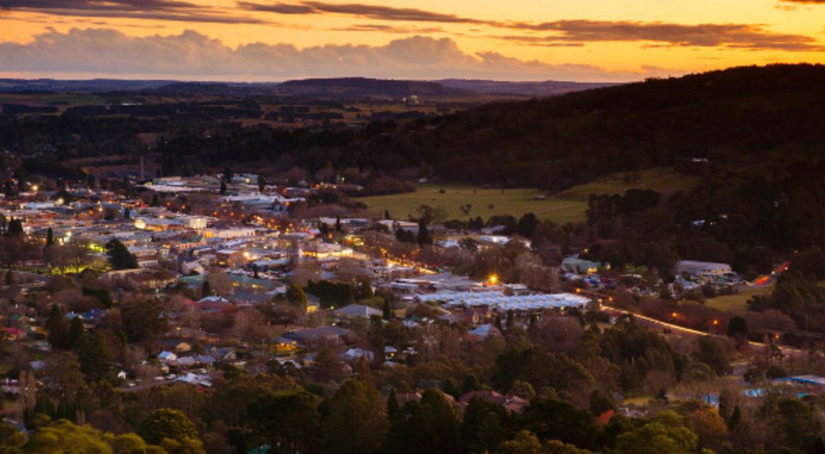 Sun sets on the picturesque town of Bowral in New South Wales