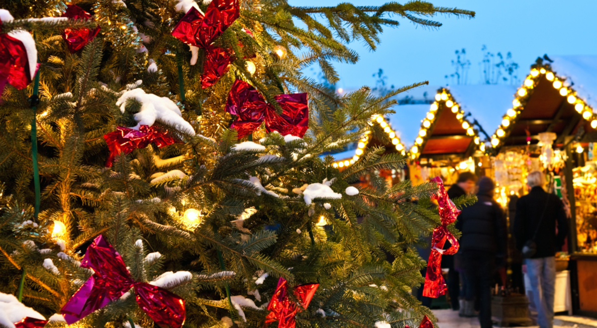 Christmas tree and people browsing the christmas market 