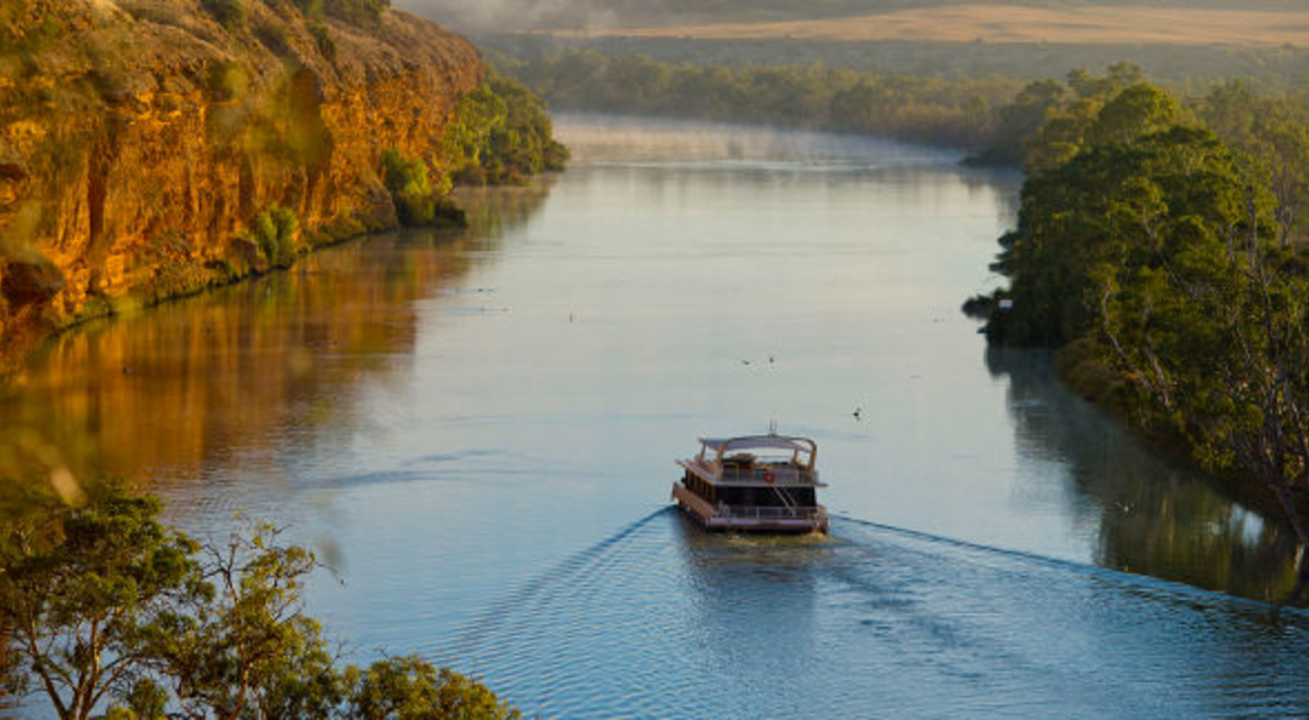 Houseboat going down the Murray River 