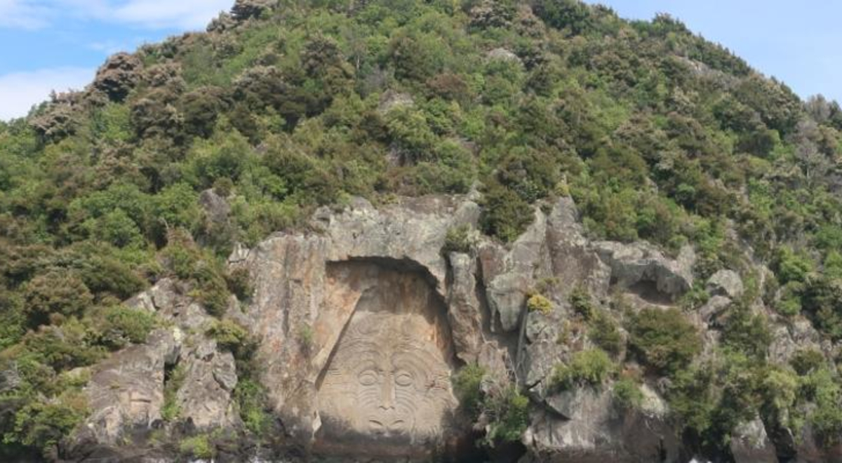Maori rock carvings