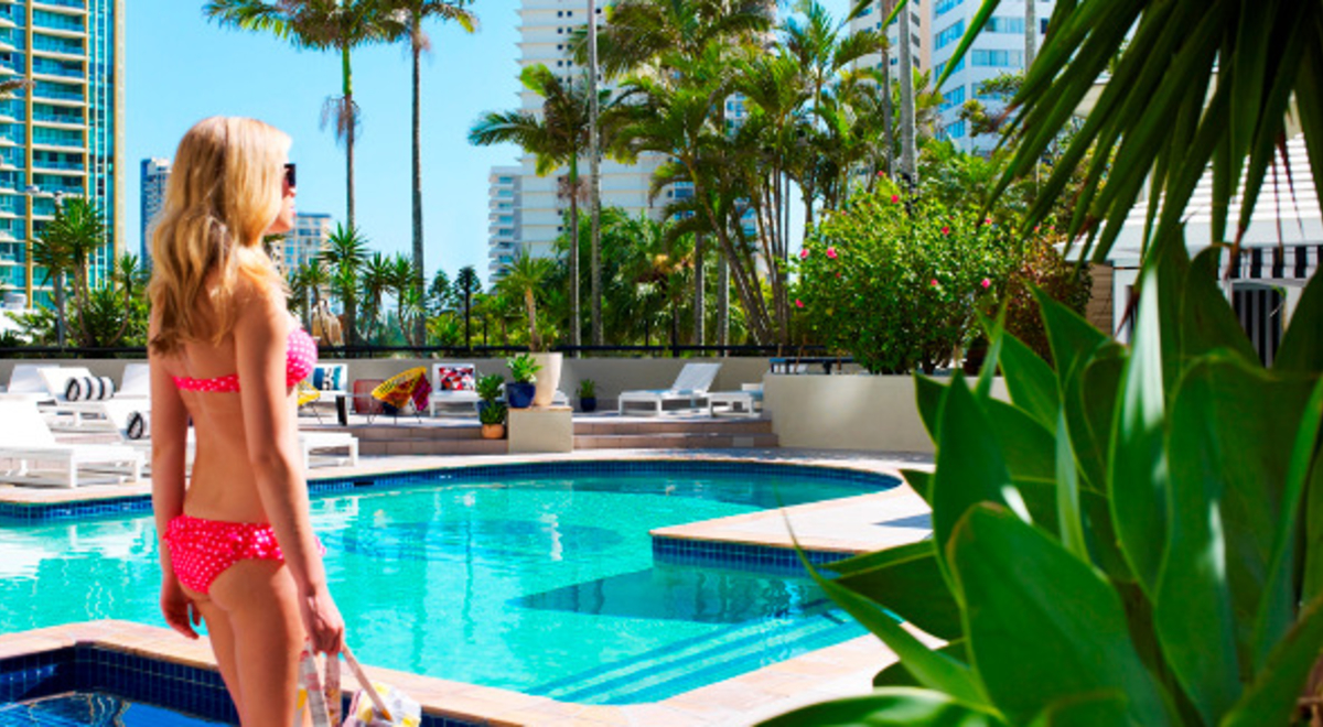 A beautiful lady walking towards the pool 