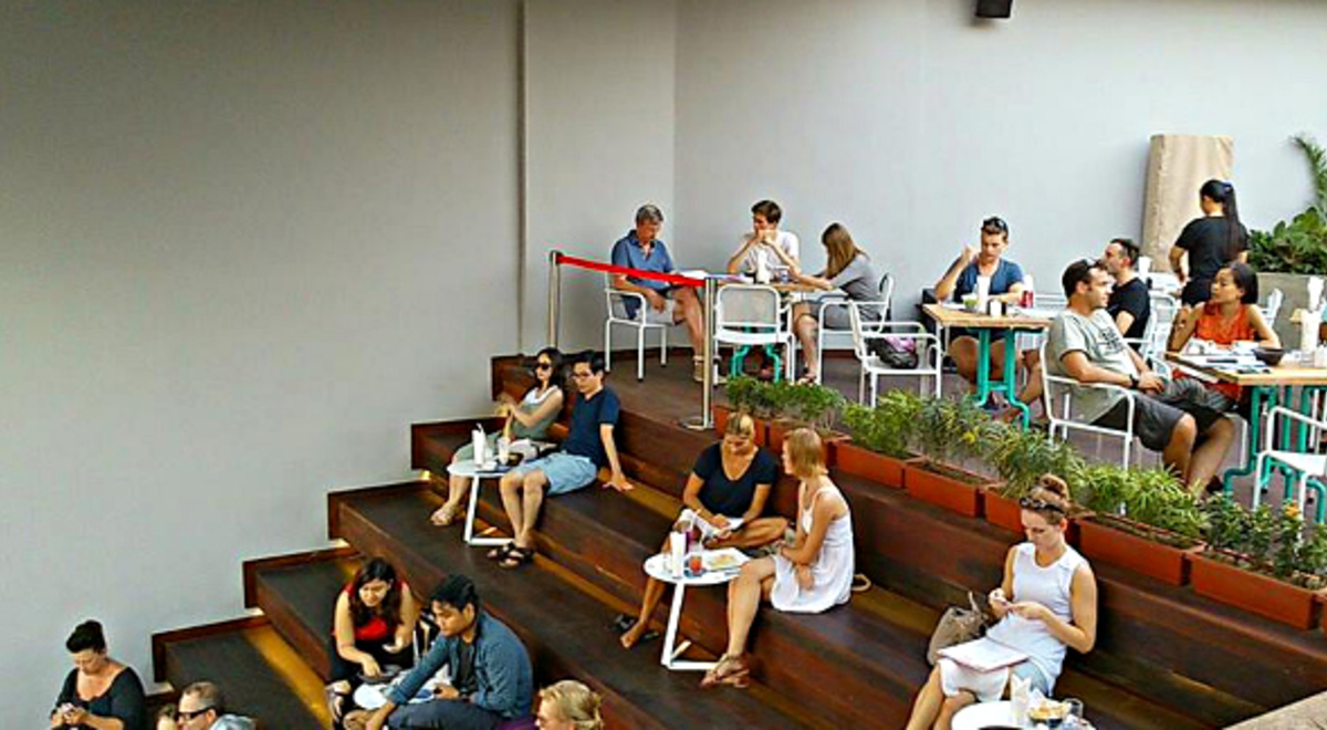 People eating at Char Char Bar and Grill