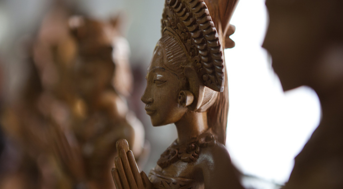 Bali shopping statues
