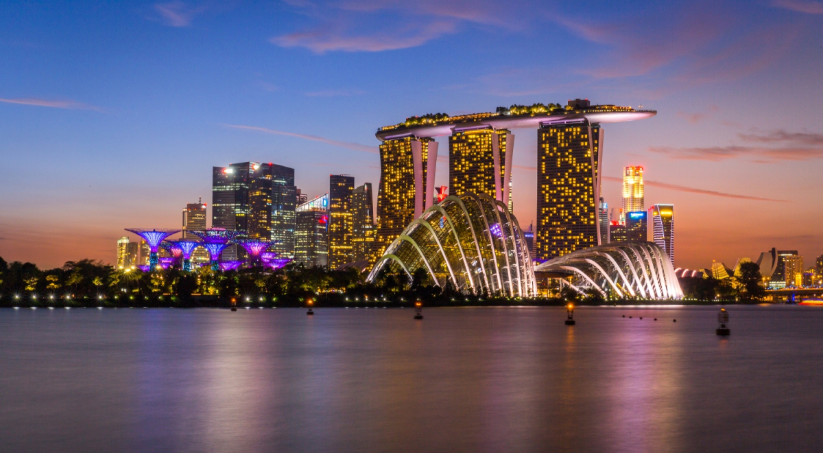 A view of Singapore's famous Marina Bay, which can be visited with a Singapore holiday package.