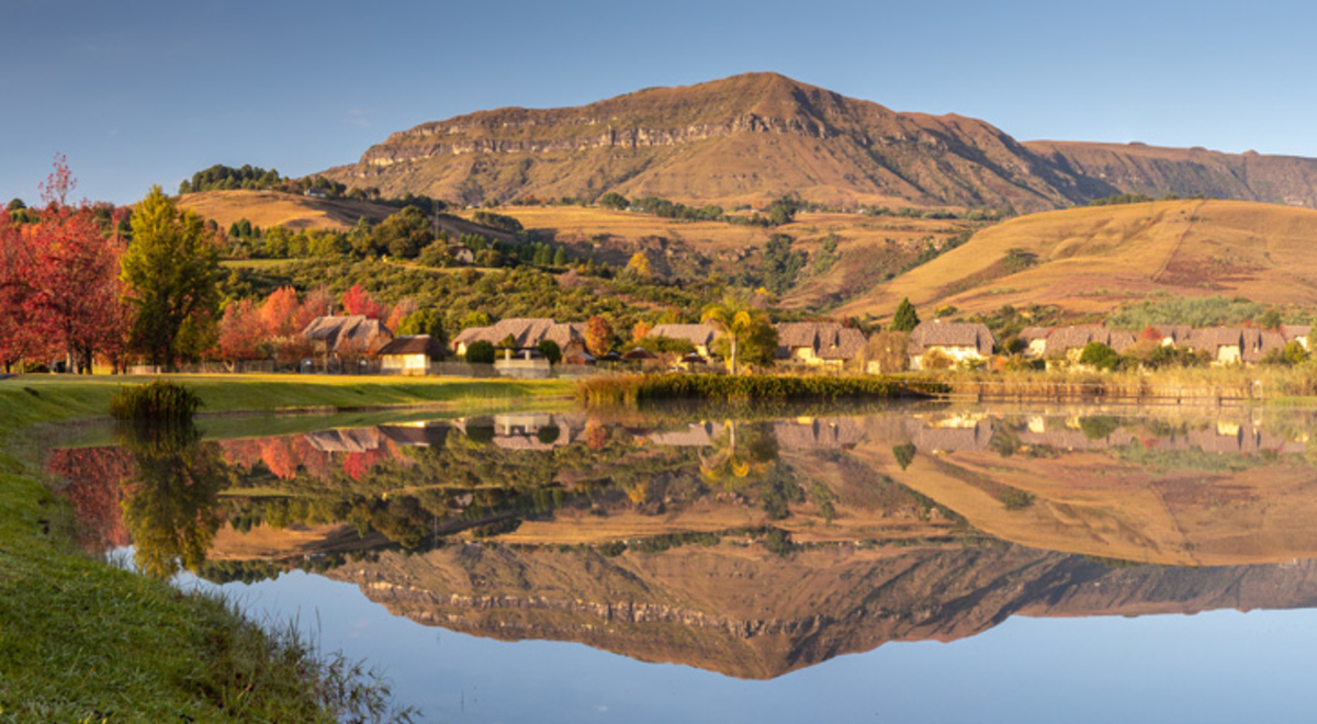 A view of the Drakensberg mountain range, which can be visited with a cheap Drakensberg holiday package from Flight Centre.