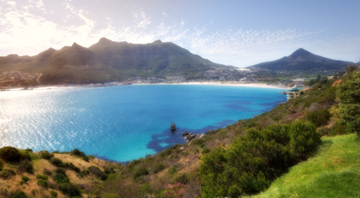 A blue lake surrounded by mountains and greenery
