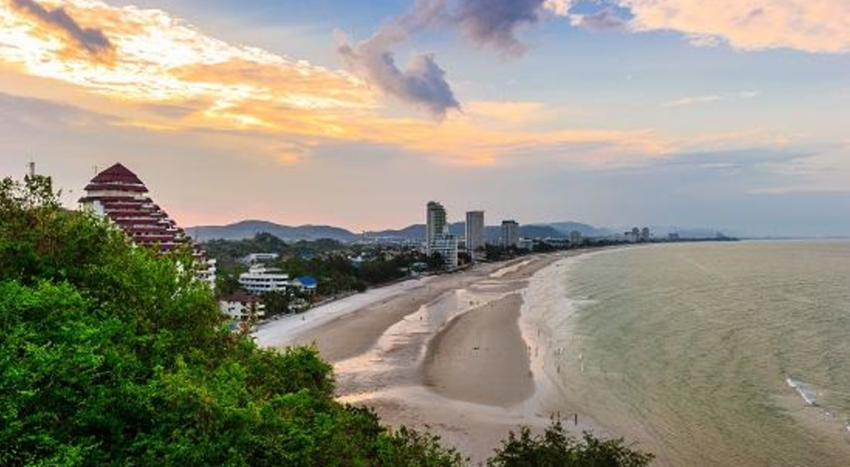 Sun-set-at-Hua-Hin-beach-in-Thailand_98103257.jpg