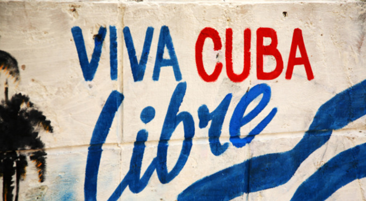 a wall mural of viva cuba libre