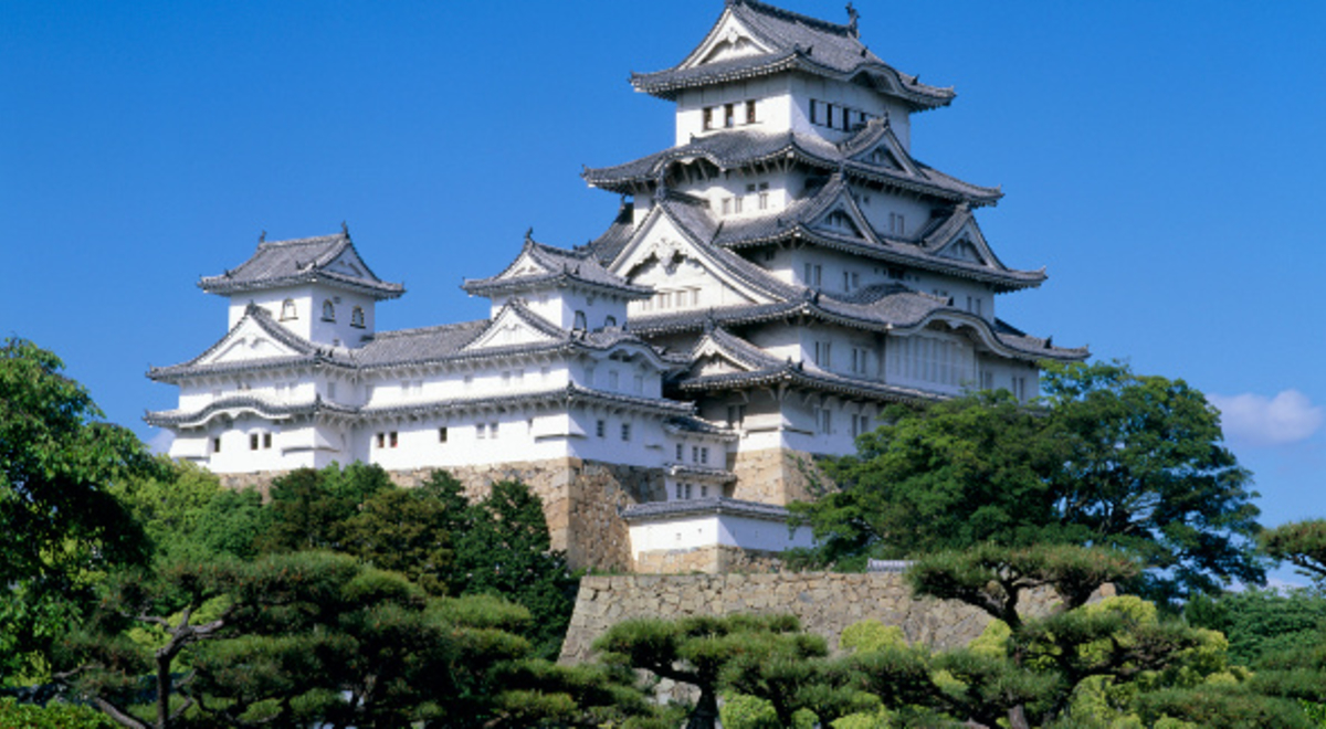 View of the grand Himeji Castle and scenery in front of a clear blue sky 