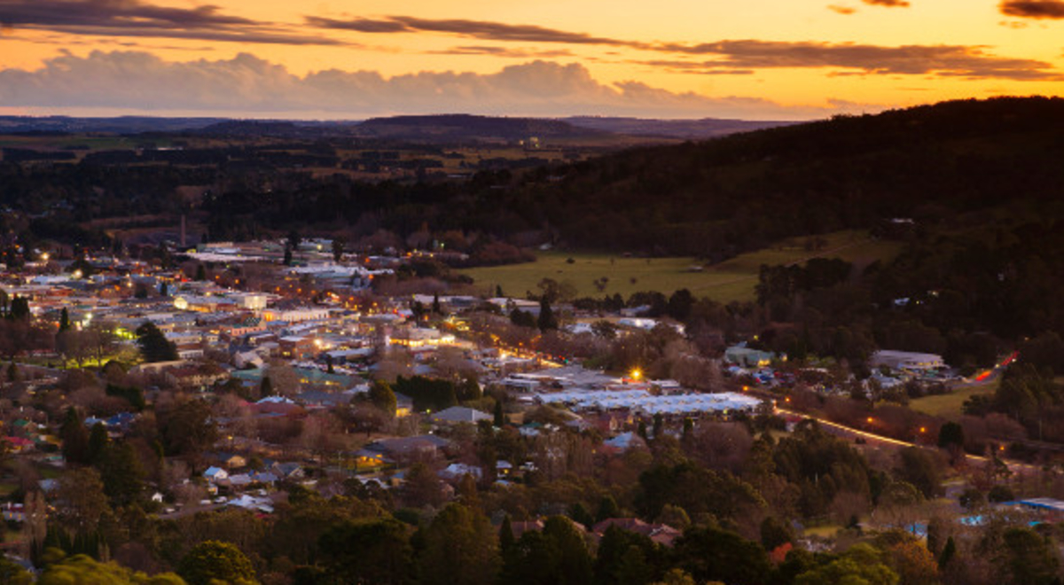 Sun sets on the picturesque town of Bowral in New South Wales 