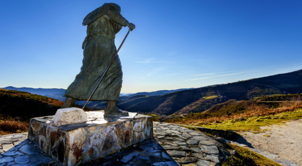 Camino pilgrim monument facing a fascinating view 