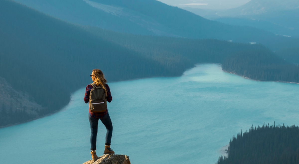 Lady stood on the edge of the cliff in Peyto Lake