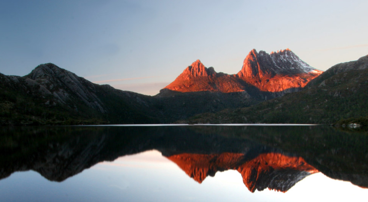 cradle mountain sunrise reflecting on the water 