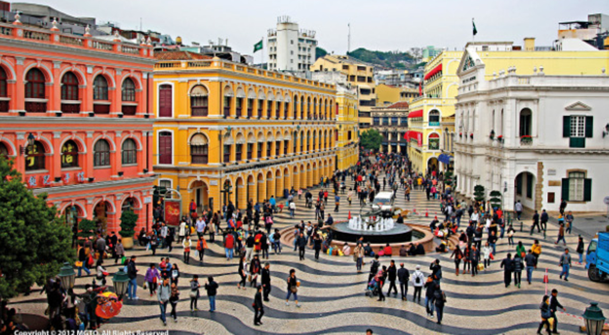 Aerial view of the crowd at Senado Square