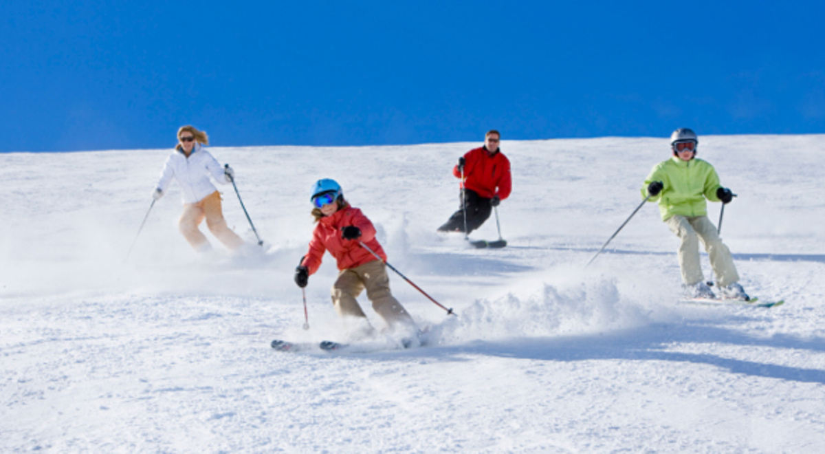 a family enjoying a nice skii together