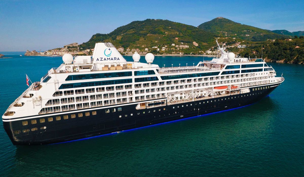 Schiff von Azamara Cruises vor einer Küstenlandschaft