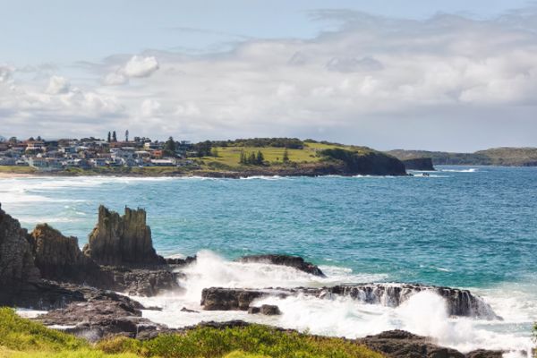grassy and rocky coastline in kiama nsw