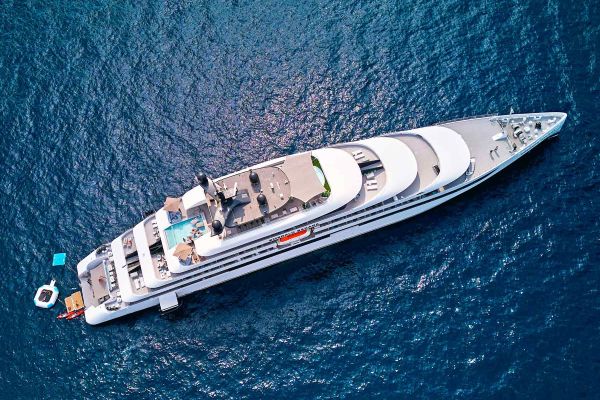 Top down photo of yacht in middle of ocean