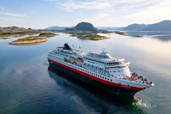 https://static.traveltek.net/cruisepics/local_shipimages_large/1779295762.png