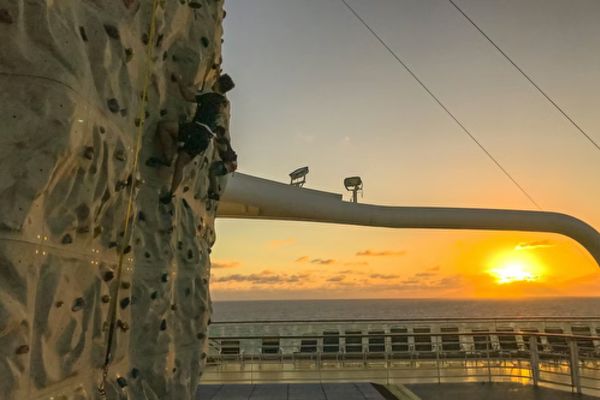 https://static.traveltek.net/cruisepics/local_shipimages_large/1779788075.png