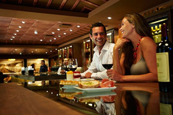https://static.traveltek.net/cruisepics/local_shipimages_large/1779813327.png