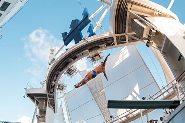 https://static.traveltek.net/cruisepics/local_shipimages_large/1779873692.png