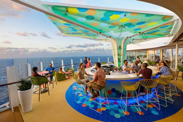 https://static.traveltek.net/cruisepics/local_shipimages_large/1780035633.png