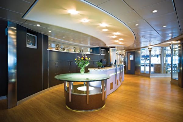 https://static.traveltek.net/cruisepics/local_shipimages_large/1780404194.png