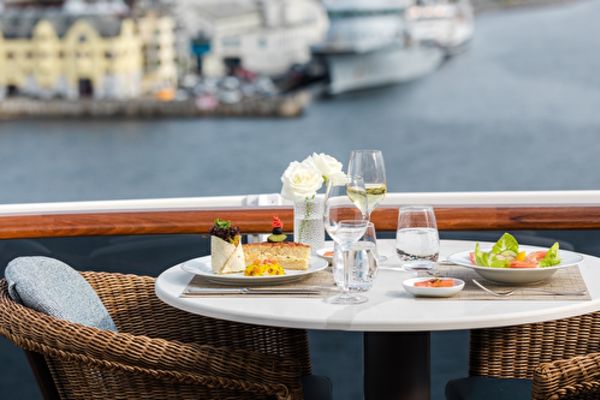 https://static.traveltek.net/cruisepics/local_shipimages_large/1781168691.png