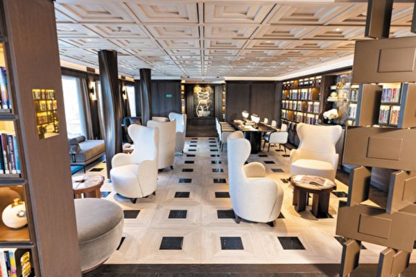 https://static.traveltek.net/cruisepics/local_shipimages_large/1781169102.png