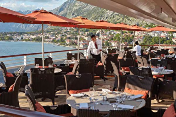 https://static.traveltek.net/cruisepics/local_shipimages_large/1781441385.png