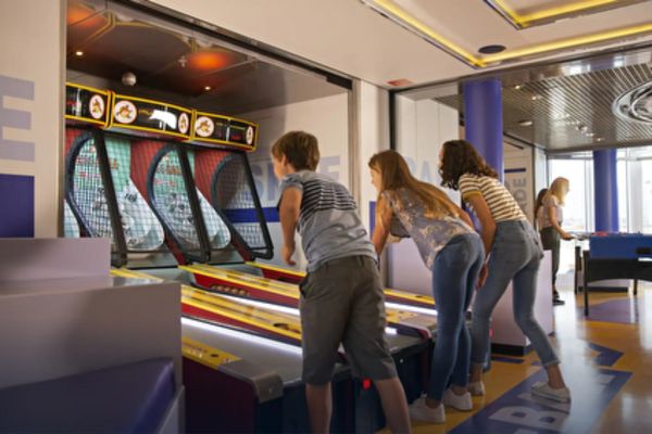 https://static.traveltek.net/cruisepics/local_shipimages_large/1782116075.png