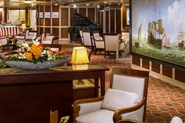 https://static.traveltek.net/cruisepics/local_shipimages_large/1782135565.png