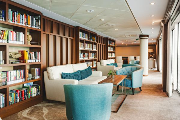 https://static.traveltek.net/cruisepics/local_shipimages_large/1782230389.png