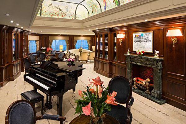 https://static.traveltek.net/cruisepics/local_shipimages_large/1782230401.png