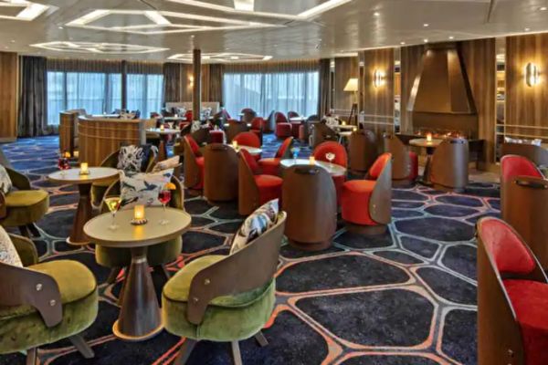 https://static.traveltek.net/cruisepics/local_shipimages_large/1782295034.png