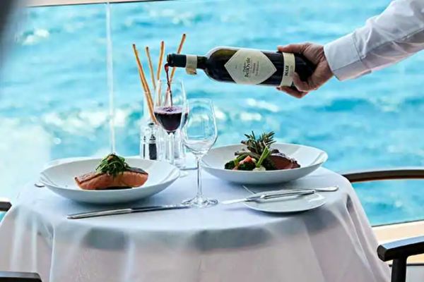 https://static.traveltek.net/cruisepics/local_shipimages_large/1782298590.png