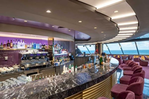 https://static.traveltek.net/cruisepics/local_shipimages_large/1782385561.jpg