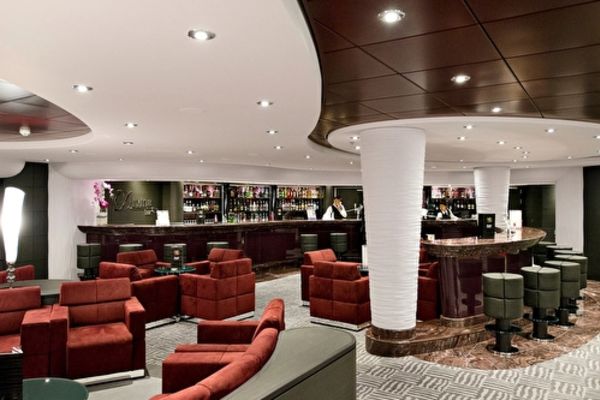 https://static.traveltek.net/cruisepics/local_shipimages_large/1782405089.jpg