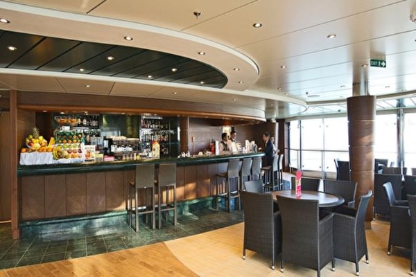 https://static.traveltek.net/cruisepics/local_shipimages_large/1782405099.jpg