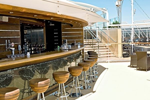 https://static.traveltek.net/cruisepics/local_shipimages_large/1782405422.jpg