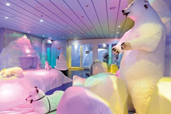 https://static.traveltek.net/cruisepics/local_shipimages_large/1782449722.jpg