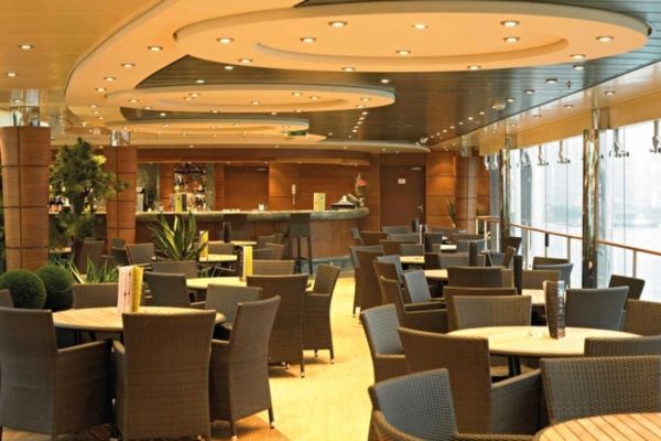 https://static.traveltek.net/cruisepics/local_shipimages_large/1782449767.jpg