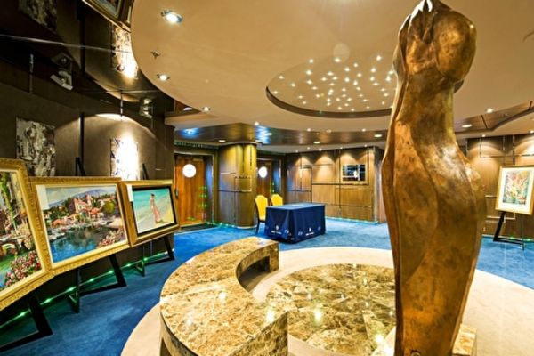 https://static.traveltek.net/cruisepics/local_shipimages_large/1782449818.jpg